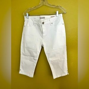 NWOT Guess white denim capris side slit  size 31